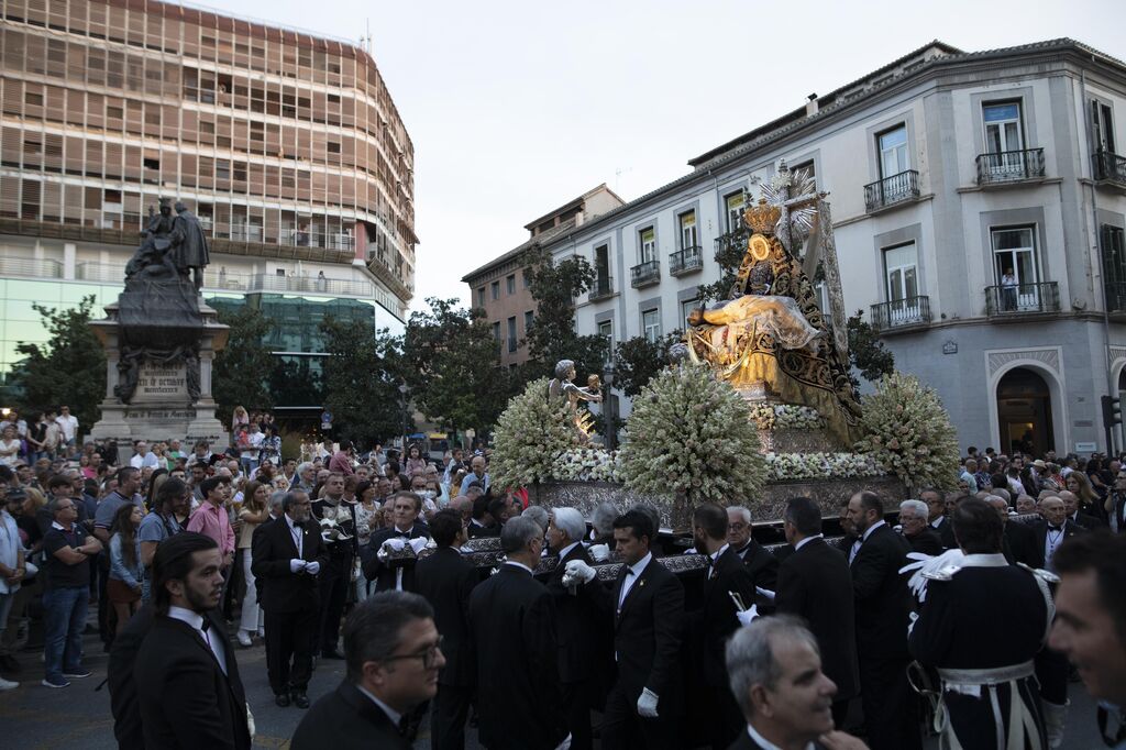 Granada se lanza a la calle con su Virgen de las Angustias