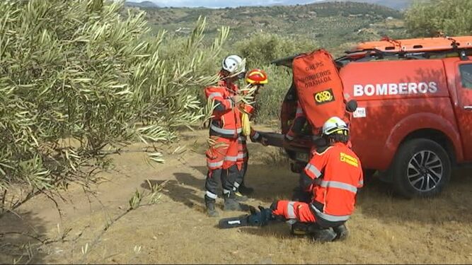 Los Bomberos de Granada se disponen a rescatar el cádáver