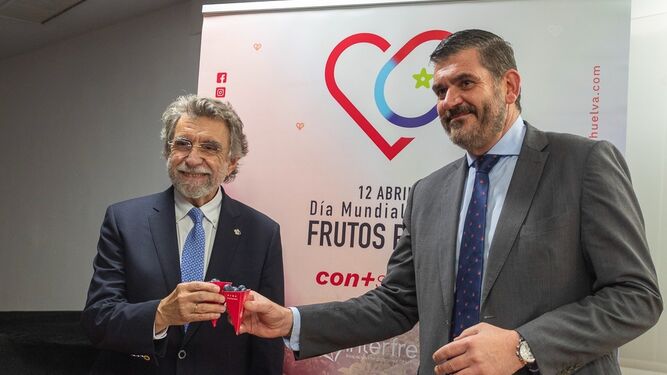 El doctor Antonio Escribano y Pedro Marín, director gerente de Interfresa.
