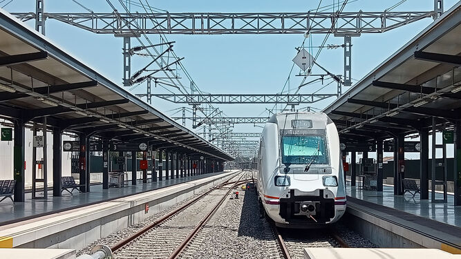 Tren en uno de los andenes de la estación de Huelva en el pasado mes de julio.