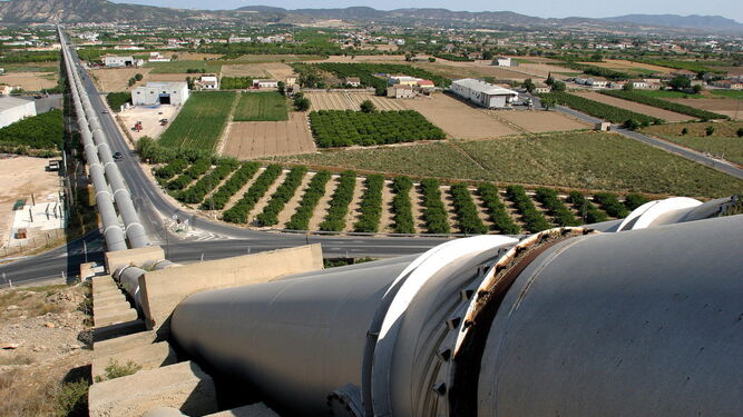 Conducciones del trasvase Tajo -Segura  a su paso por la huerta de Alicante.