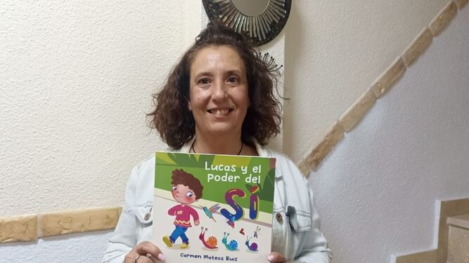 Carmen Mateos, con su libro entre las manos