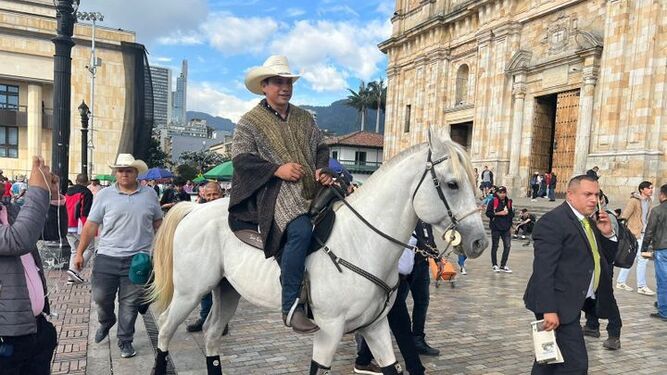 La curiosa manera de este senador colombiano entrando al congreso: encima de su mascota