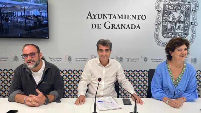 Los tres concejales del grupo de Unidas Podemos en una rueda de prensa.