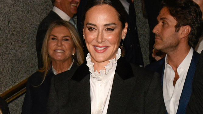 Tamara Falcó, empoderada con un traje de chaqueta negro con versión 'low cost'.