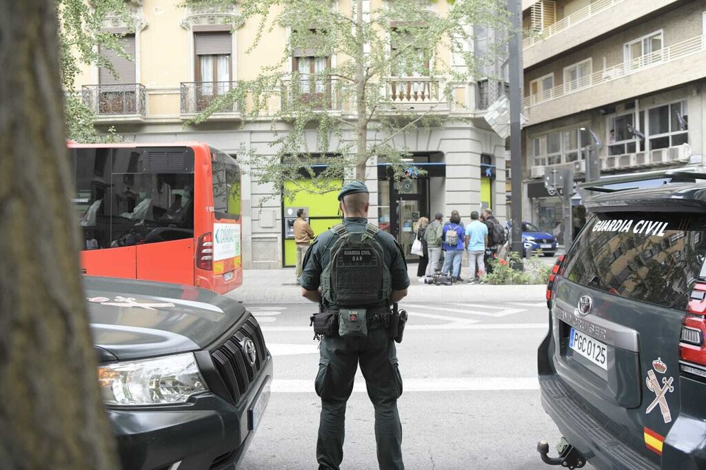 Fotos: as&iacute; est&aacute; siendo la operaci&oacute;n antidroga de Granada que ha llegado a la Gran V&iacute;a con uno de los detenidos