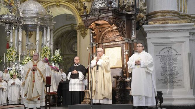 Los arzobispos Martínez y Gil Tamayo celebrando la eucaristia