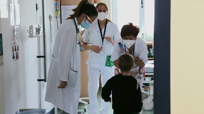 Imagen de los sanitarios que atienden a los menores con cáncer ingresados en el Hospital Virgen de las Nieves