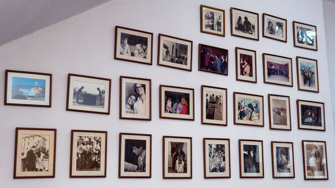 Fotografías colgadas en la sede de la Fundación Jesús Quintero.