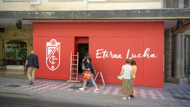 Fachada de la futura tienda del Granada CF en Puerta Real