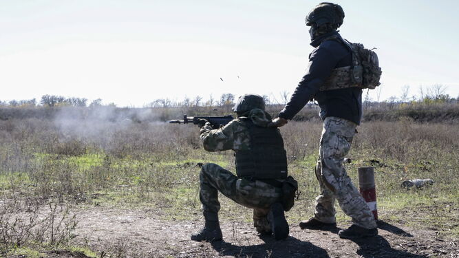 Un recluta atiende a las indicaciones de un instructor ruso cerca de Donetsk.