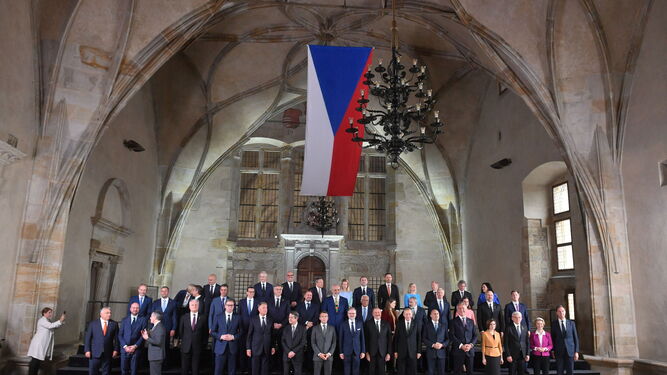 Foto de familia de la primera cumbre de la Comunidad Política Europea.