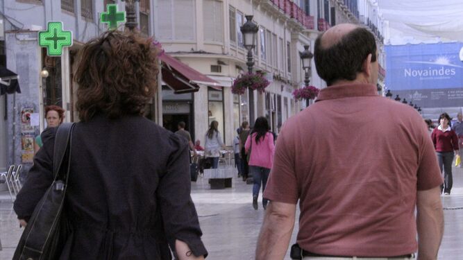 Imagen de archivo de una pareja caminando por la calle