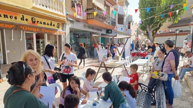 Más de 15 asociaciones sacan sus actividades a la calle en la Feria 'Cúllar Vega se mueve'