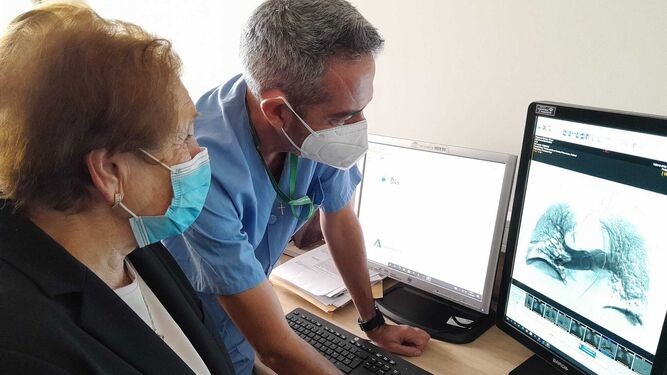 El radiólogo muestra a Nieves, una paciente afectada por la enfermedad, una de sus pruebas