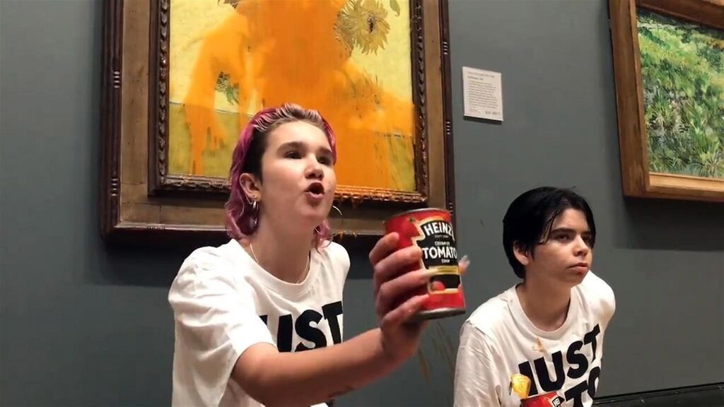 Dos activistas lanzan sopa de tomate contra los Girasoles de Van Gogh en Londres