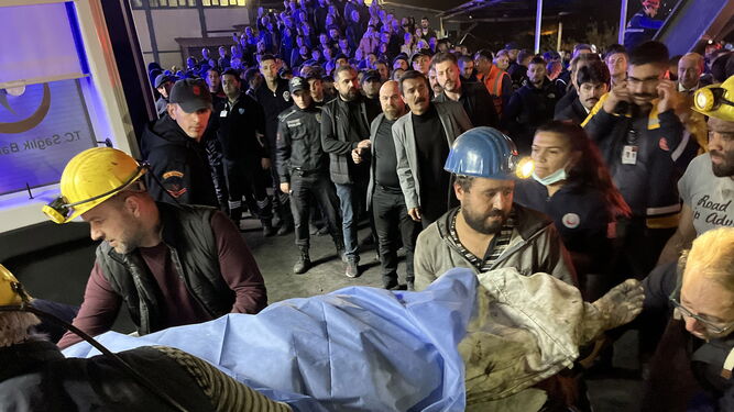 Los equipos de rescate sacan a una de las víctimas de la mina en Turquía.
