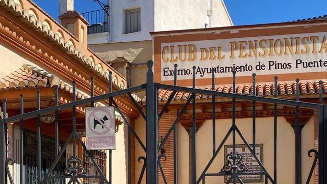 Imagen del hogar del pensionista de Pinos Puente cerrado al público