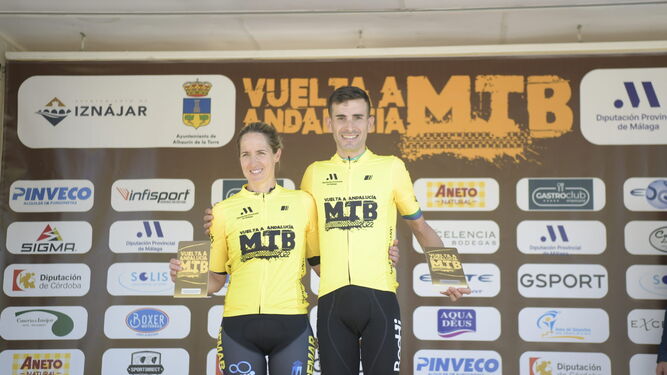 La granadina Rocío Martín (i), en el  podio de la Vuelta a Andalucía de MTB