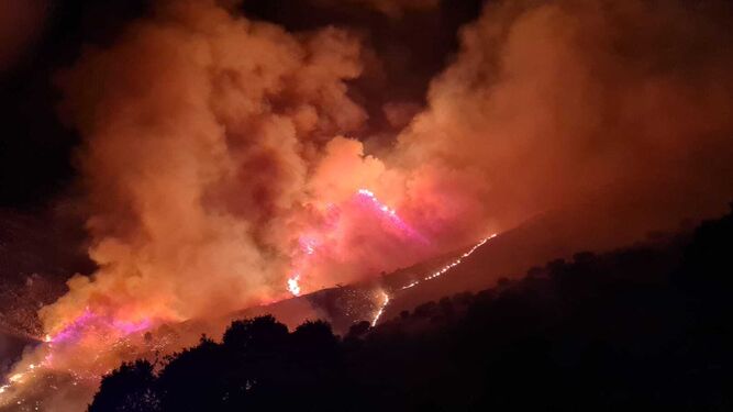 Imagen nocturna del incendio forestal de Iznalloz