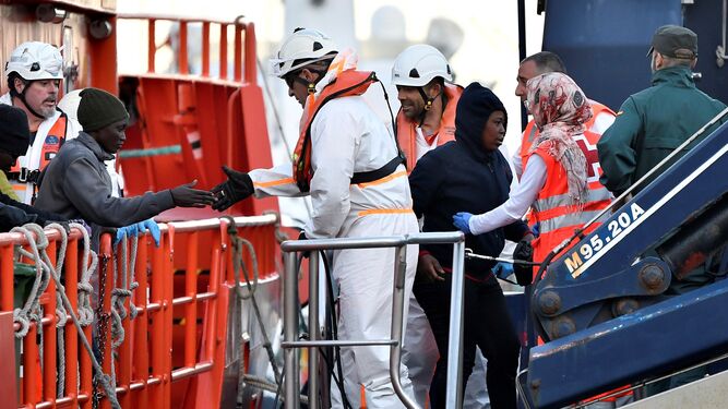 Salvamento Marítimo traslada a Motril a tres inmigrantes refugiados en Alborán