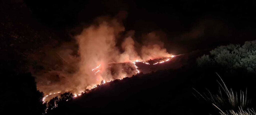 As&iacute; ha sido la lucha nocturna contra las llamas en el incendio forestal de la Sierra de Arana