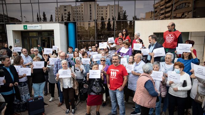 Manifestación a las puertas de los juzgados de Granada reclamando el cese de los cortes de luz