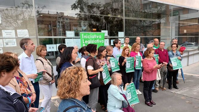 Concentración en Huelva de las organizaciones que respaldan la ILP por la bajada de ratio.
