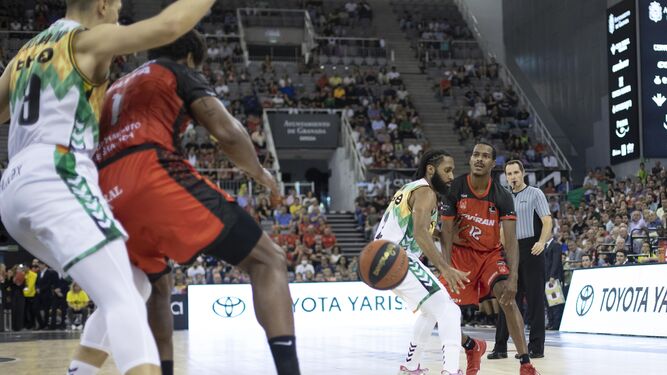 Renfroe pasa la pelota a Felicio en el encuentro ante el Bilbao Basket.