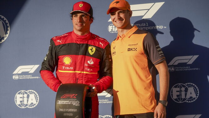 Carlos Sainz recibe el trofeo de la 'pole' de Álex Palou.