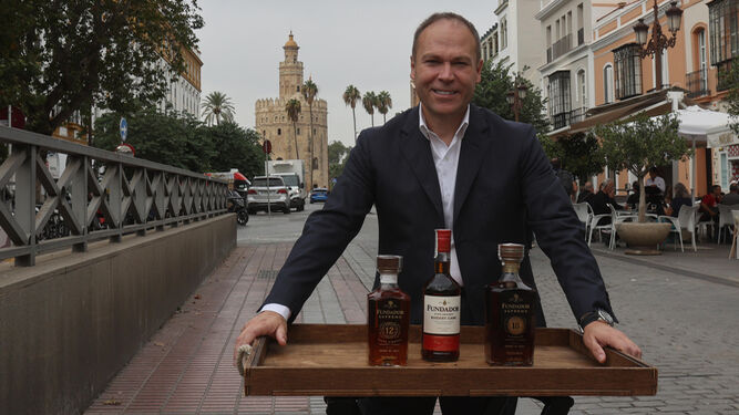 Ángel Piña, en Sevilla junto al restuarante Mareante, posa con parte de su gama de brandies.