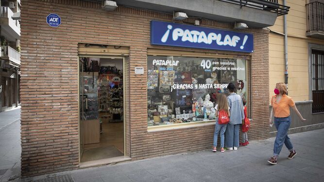 Escaparate y acceso a Pataplaf, en la calle Puentezuelas