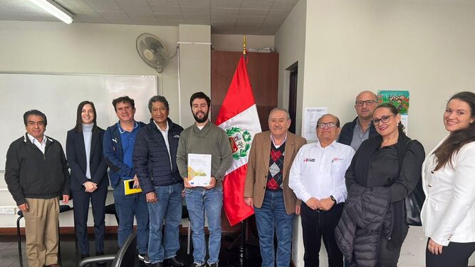 Imagen de reuniones mantenidas en Perú gracias a la mediación de la Junta de Andalucía