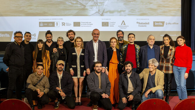 Foto de familia de los profesionales que participan en el Festival tras la presentación en el Cine Doré.