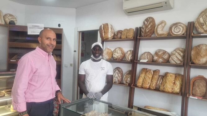 Un senegalés abre en Otura la primera panadería artesanal del municipio