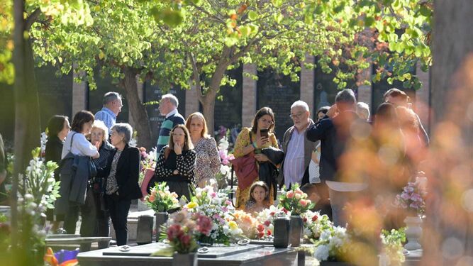 Familiares visitan a sus difuntos en el Cementerio de Granada