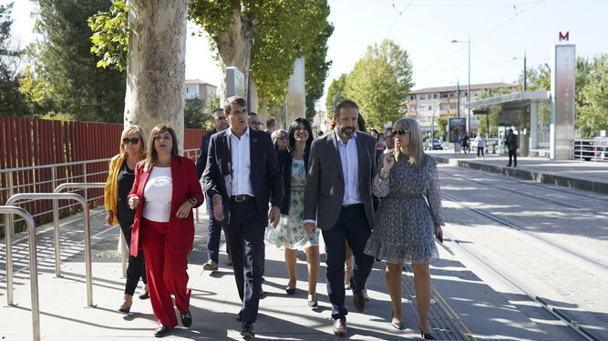 La alcaldesa de Armilla, Loli Cañavate, y el delegado del Gobierno en Andalucía, Pedro Fernández, caminan por la Avenida Fernando de los Rios y pasan por la parada del Metro