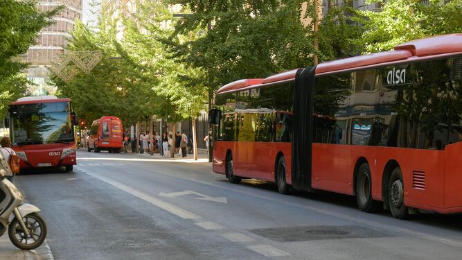 Dos autobuses urbanos de Granada se cruzan a su paso por Gran Vía