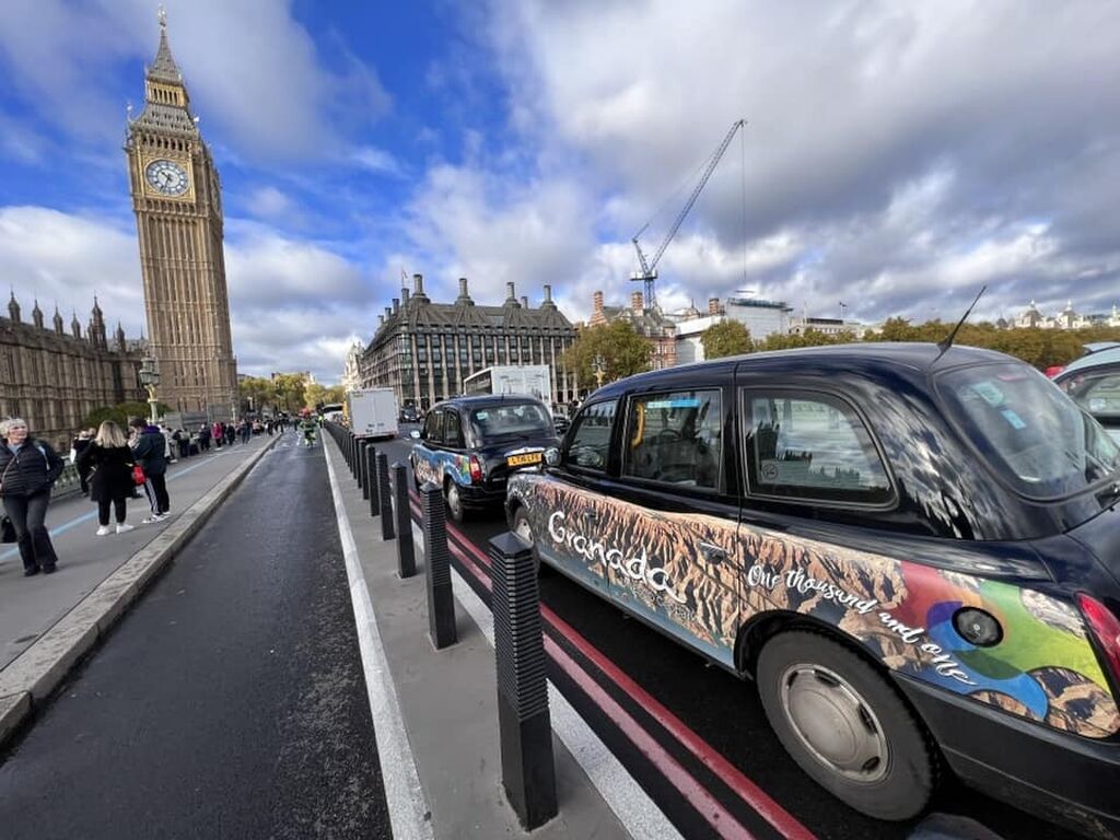 Los taxis de Londres se 'visten' de Granada, en im&aacute;genes