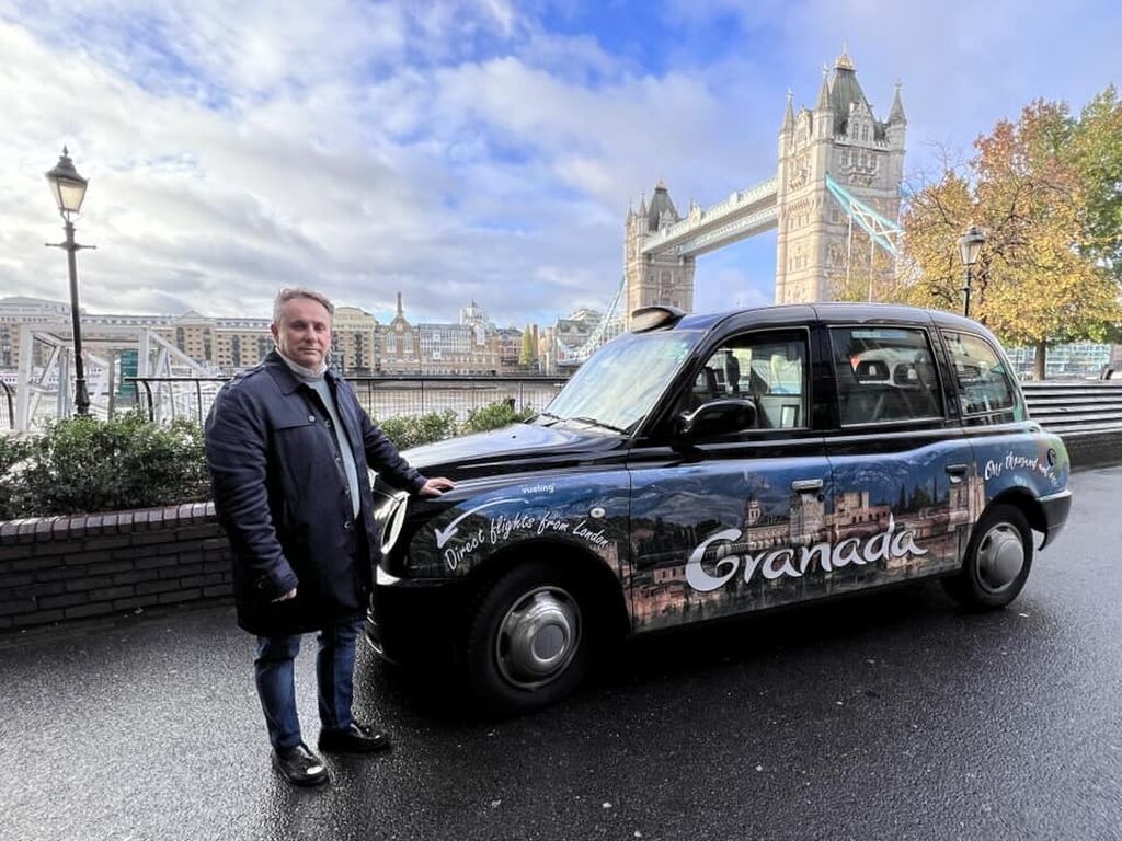 Los taxis de Londres se 'visten' de Granada, en im&aacute;genes
