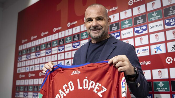 Paco López posa con la camiseta del Granada CF.