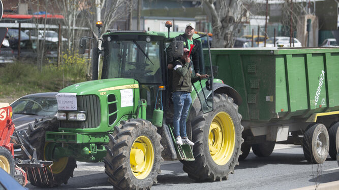 Imagen de archivo de un tractor agrícola durante las manifestaciones del sector del transporte en marzo en Granada