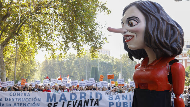 Cabecera de la manifestación con Ayuso representada como Pinocho