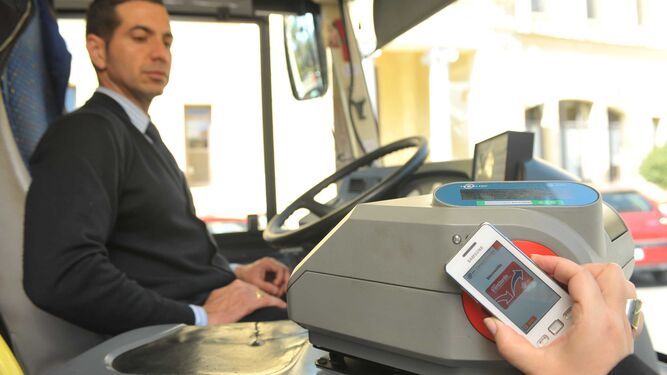 Imagen de archivo de pago con móvil en un autobús de Andalucía.