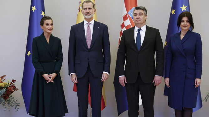 Los reyes Felipe VI y Letizia son recibidos por el presidente croata, Zoran Milanovic, y su mujer, Sanja Music Milanovic, en el palacio presidencial en Zareb