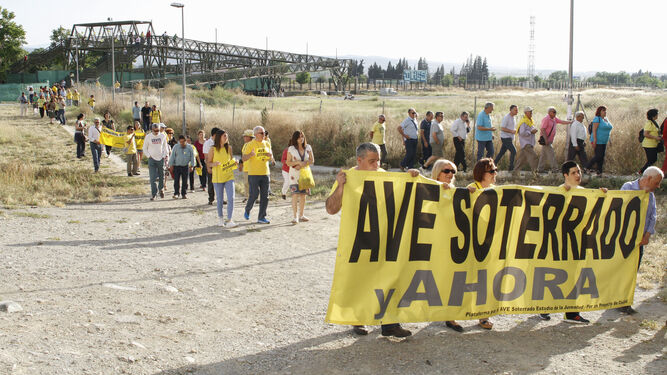 La Marea Amarilla vuelve a las calles por la suspensión del estudio del soterramiento del tren en Granada