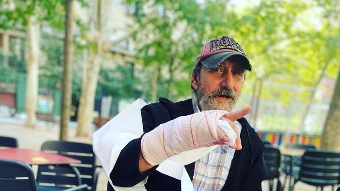 José Luis Gil reaparece públicamente con un brazo en cabestrillo debido a una caída.