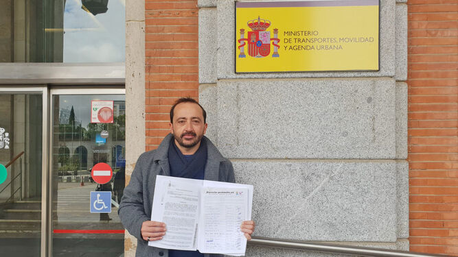 El alcalde de Peligros, con las firmas recogidas en el municipio.