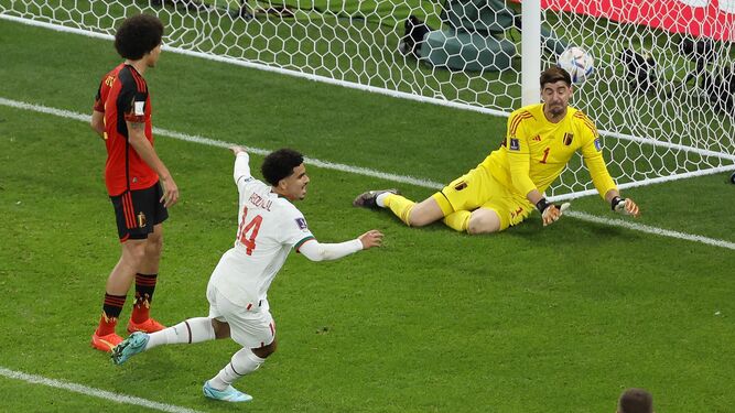 Zakaria Aboukhlal marca el segundo gol de Marruecos contra Bélgica.