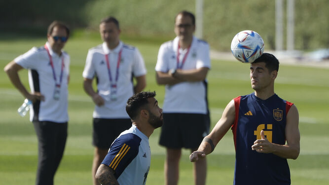 Morata remata de cabeza durante el entrenamiento de España.